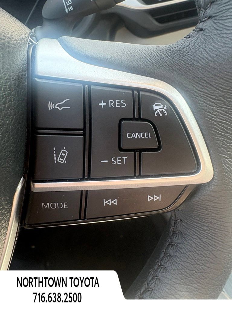 Used 2025 Toyota Sienna XLE w/ XLE Plus Package FWD image 23