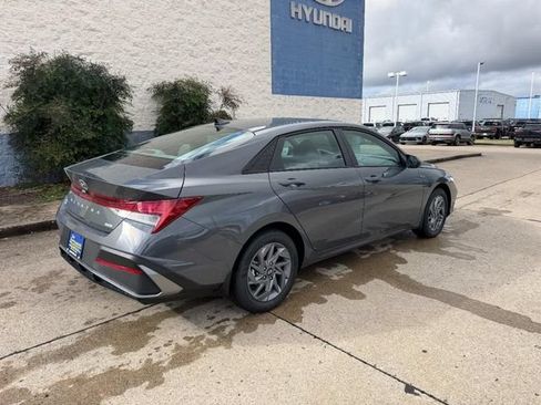 New 2026 Hyundai Elantra Hybrid FWD image 3