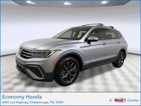 Used 2022 Volkswagen Tiguan SE FWD image 1