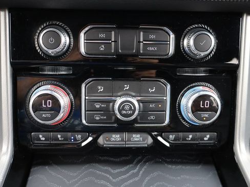 Used 2021 GMC Yukon Denali w/ Denali Premium Package AWD/4WD image 12