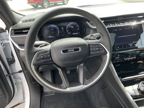 Used 2025 Jeep Grand Cherokee L Altitude AWD/4WD image 16
