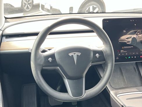 Used 2022 Tesla Model Y Long Range image 8