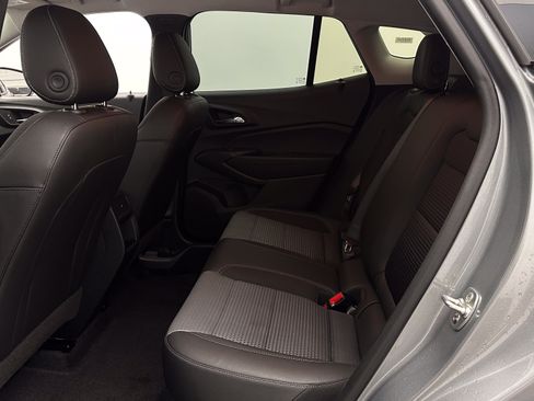 Used 2025 Chevrolet Trax LT w/ LT Convenience Package FWD image 19