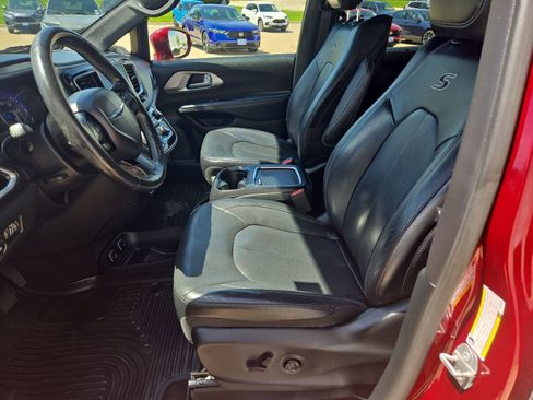 Used 2019 Chrysler Pacifica Touring-L Plus w/ S Appearance Package FWD image 17