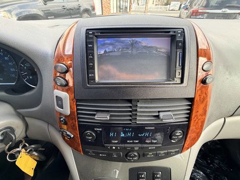 Used 2010 Toyota Sienna XLE Limited image 21
