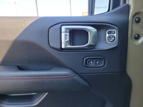 Used 2025 Jeep Wrangler Unlimited Rubicon w/ XTREMEE 35" Tire Package image 16