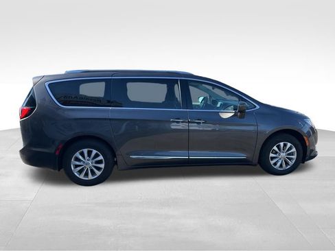Used 2018 Chrysler Pacifica Touring-L image 7