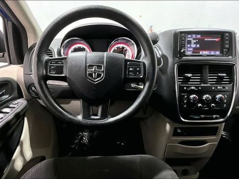 Used 2018 Dodge Grand Caravan SE w/ UConnect Hands-Free Group image 8