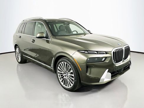 Used 2025 BMW X7 xDrive40i w/ Premium Package image 3