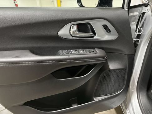 New 2026 Chrysler Pacifica Limited FWD image 22