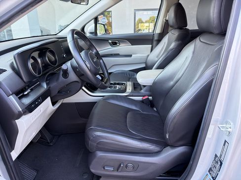 Used 2023 Kia Carnival LX FWD image 20