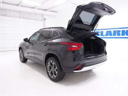 Used 2025 Chevrolet Trax LT w/ Driver Confidence Package image 8