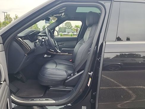 Used 2025 Land Rover Range Rover Sport SE AWD/4WD image 8
