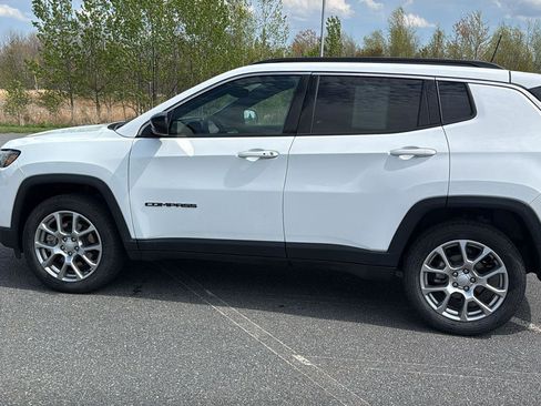 Used 2024 Jeep Compass Latitude AWD/4WD image 11