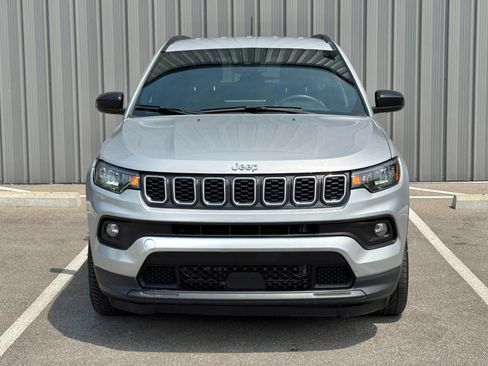 Used 2024 Jeep Compass Latitude AWD/4WD image 2
