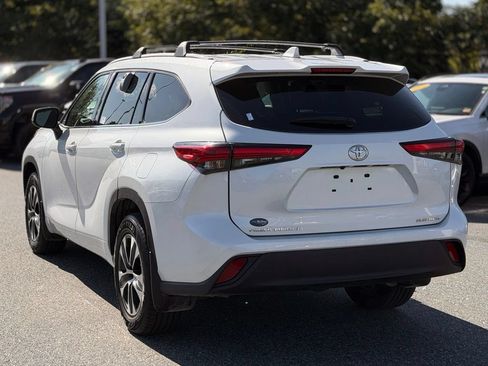 Used 2022 Toyota Highlander XLE AWD/4WD image 3