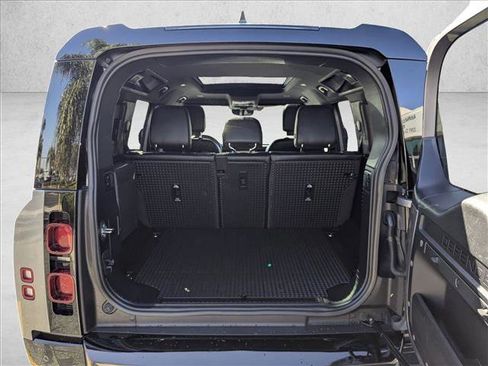 Used 2023 Land Rover Defender 110 X-Dynamic SE image 6