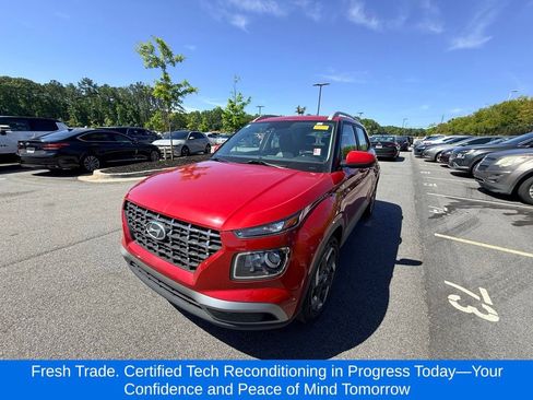 Used 2023 Hyundai Venue SEL FWD image 1