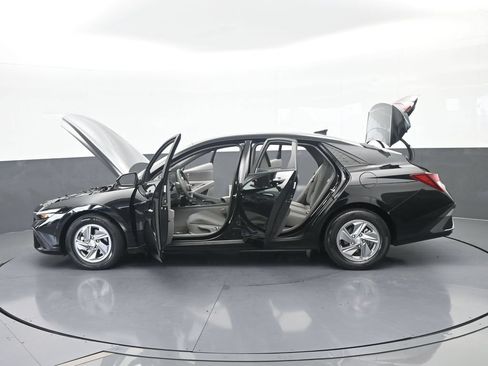 Used 2024 Hyundai Elantra SE FWD image 59