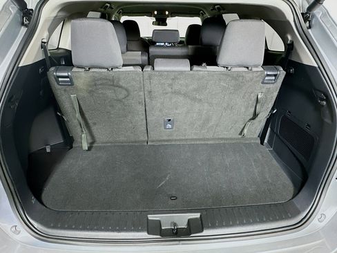 Used 2025 Toyota Highlander LE image 28