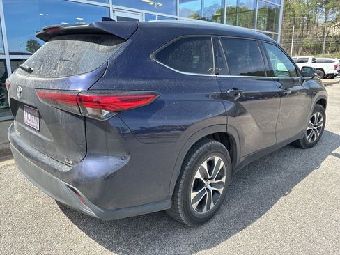 Used 2022 Toyota Highlander XLE image 3