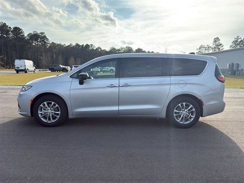 New 2026 Chrysler Pacifica Select image 5