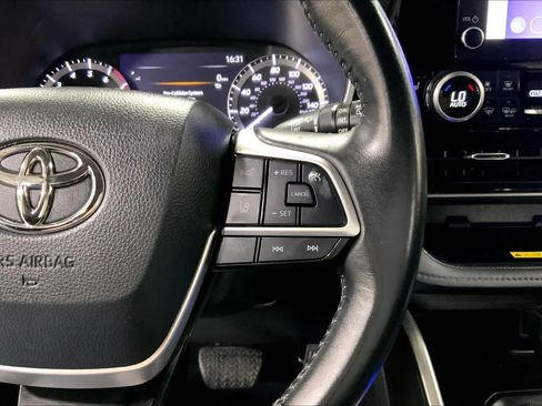 Used 2023 Toyota Highlander XLE AWD/4WD image 25
