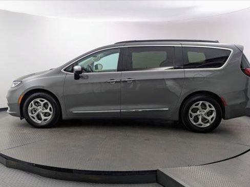 Used 2023 Chrysler Pacifica Limited FWD image 3