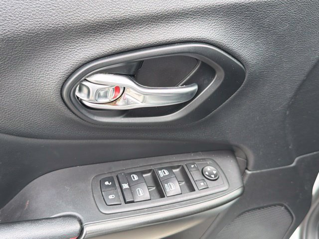 Used 2021 Jeep Cherokee Trailhawk AWD/4WD image 21