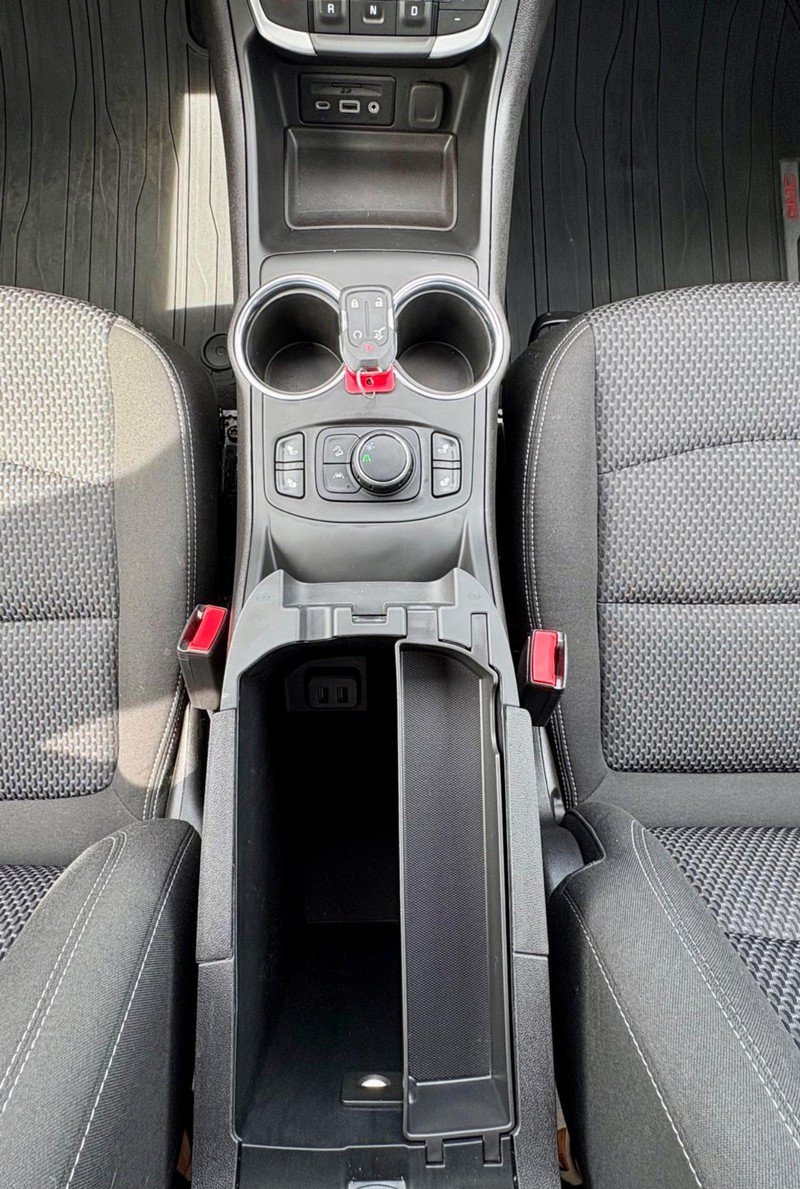 Used 2024 GMC Terrain SLE w/ Driver Convenience Package FWD image 14