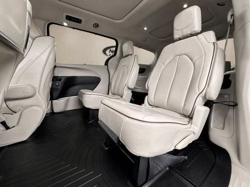Used 2020 Chrysler Pacifica Limited w/ Advanced Safetytec Group FWD image 11