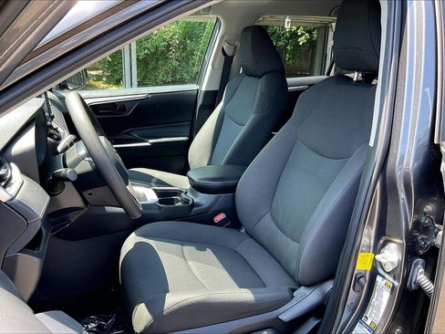 Used 2021 Toyota RAV4 LE image 21