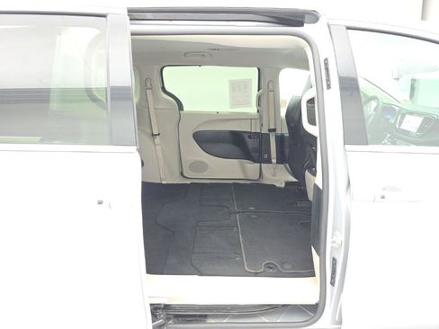 Used 2024 Chrysler Pacifica Touring-L image 40