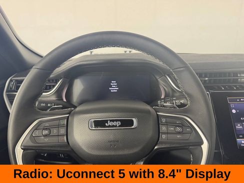 Used 2025 Jeep Grand Cherokee Altitude AWD/4WD image 16