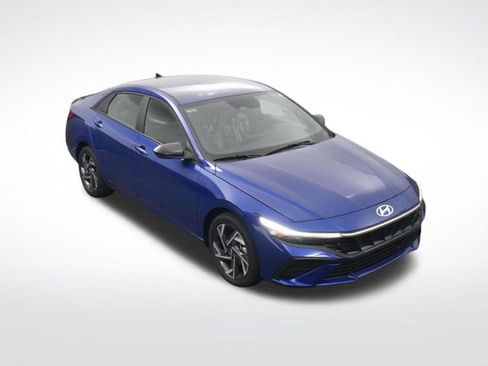 Used 2025 Hyundai Elantra SEL image 21