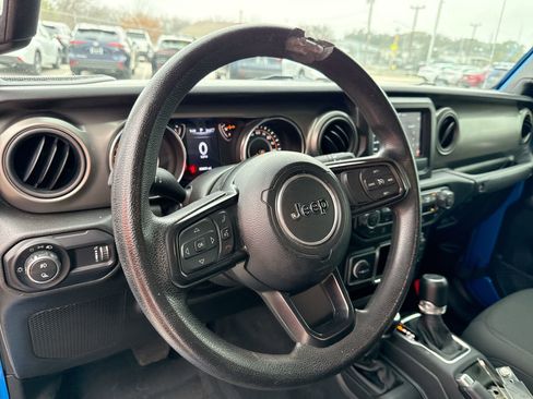 Used 2023 Jeep Gladiator Sport w/ Off Road Group image 11