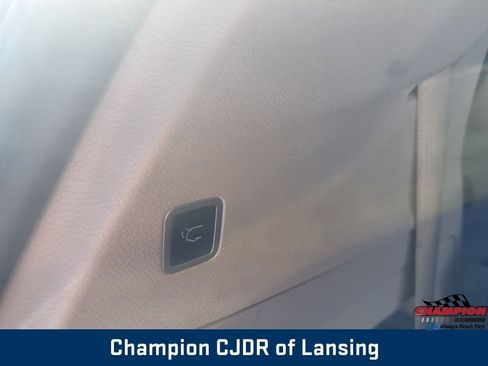 Used 2024 Chrysler Pacifica Touring-L image 15