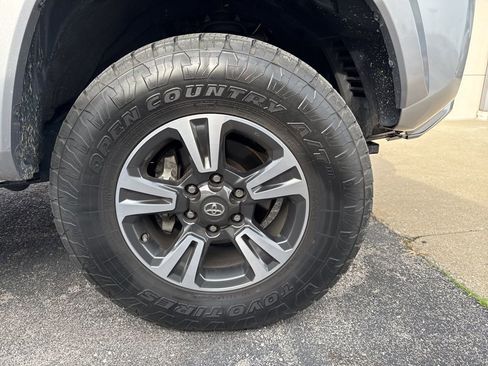 Used 2018 Toyota Tacoma TRD Sport image 10