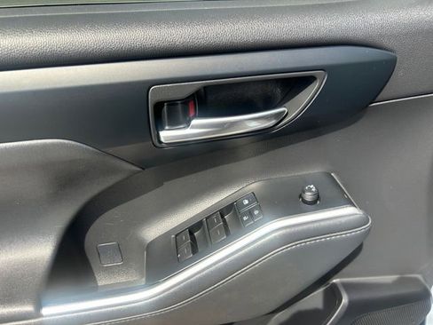 Used 2021 Toyota Highlander XLE FWD image 12