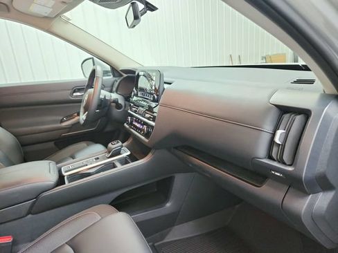 Used 2025 Nissan Pathfinder SL FWD image 38