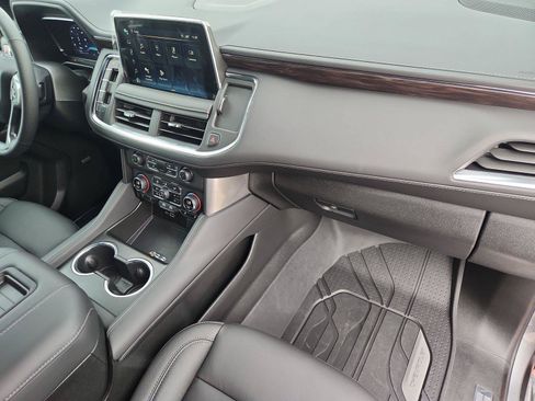 Used 2024 Chevrolet Suburban LT w/ LT Signature Package RWD image 29