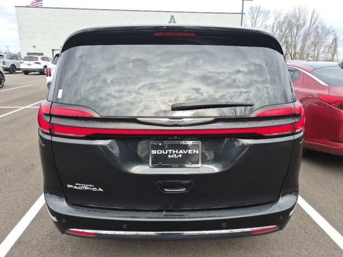 Used 2023 Chrysler Pacifica Touring-L image 6