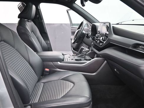 Used 2021 Toyota Highlander XSE FWD image 26
