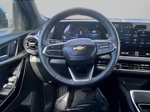 Used 2025 Chevrolet Equinox LT w/ Safety and Technology Package AWD/4WD image 5