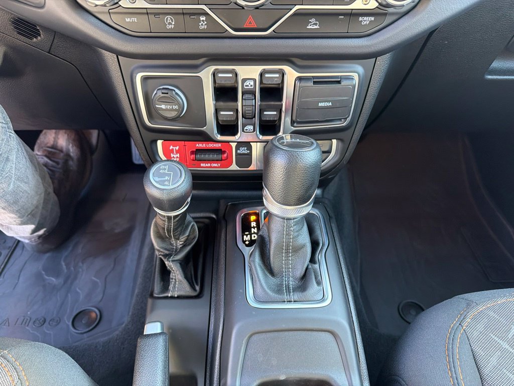 Used 2025 Jeep Gladiator Mojave w/ Convenience Group AWD/4WD image 30