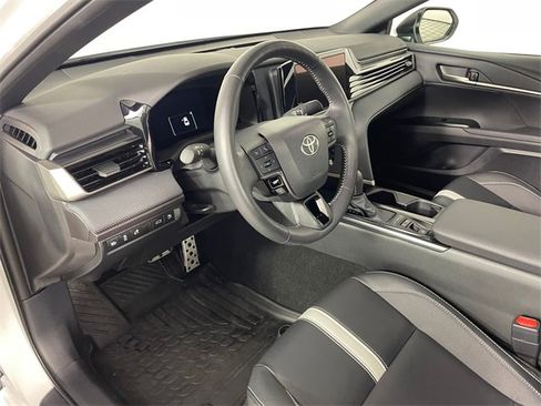 Used 2025 Toyota Camry SE w/ Convenience Package image 3