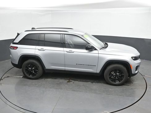 Used 2025 Jeep Grand Cherokee Altitude AWD/4WD image 33