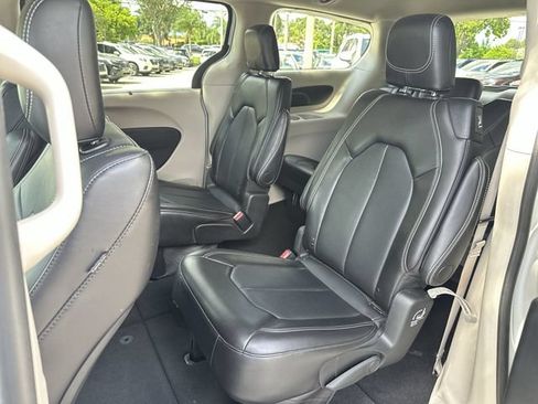 Used 2024 Chrysler Pacifica Touring-L FWD image 23