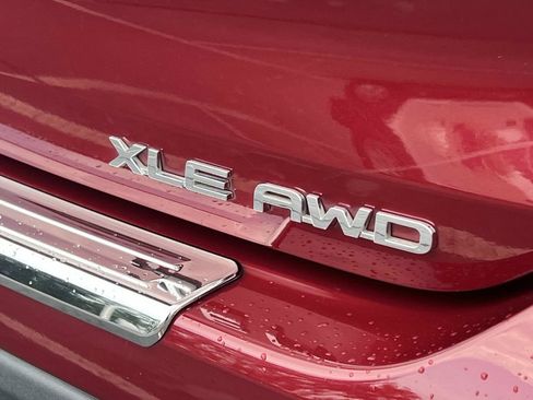 Used 2022 Toyota Highlander XLE AWD/4WD image 9