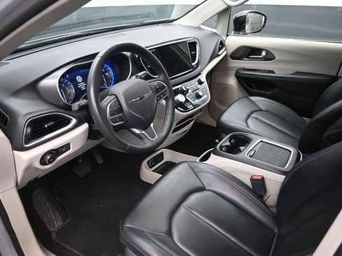 Used 2024 Chrysler Pacifica Touring-L FWD image 19